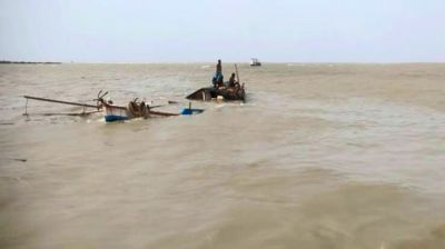 বঙ্গোপসাগরে ট্রলার ডুবিতে এক জেলে নিখোঁজ
