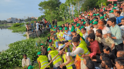 নেতা-কর্মীদের নিয়ে খাল পরিষ্কার করতে নামলেন মির্জা ফখরুল