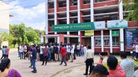 এবার ব্যাংক ও নতুন প্রশাসনিক ভবনে তালা দিল বাকৃবি শিক্ষার্থীরা