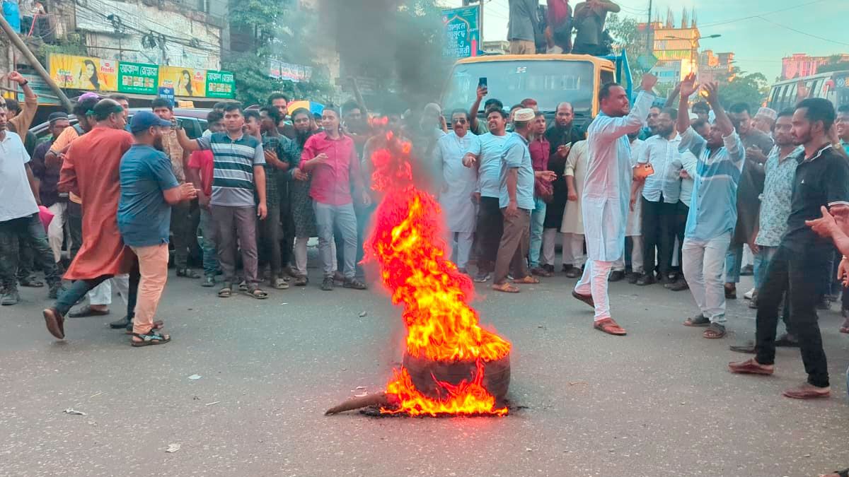 রাজধানীতে নুরের ওপর হামলার প্রতিবাদে টায়ার জালিয়ে বিক্ষোভ
