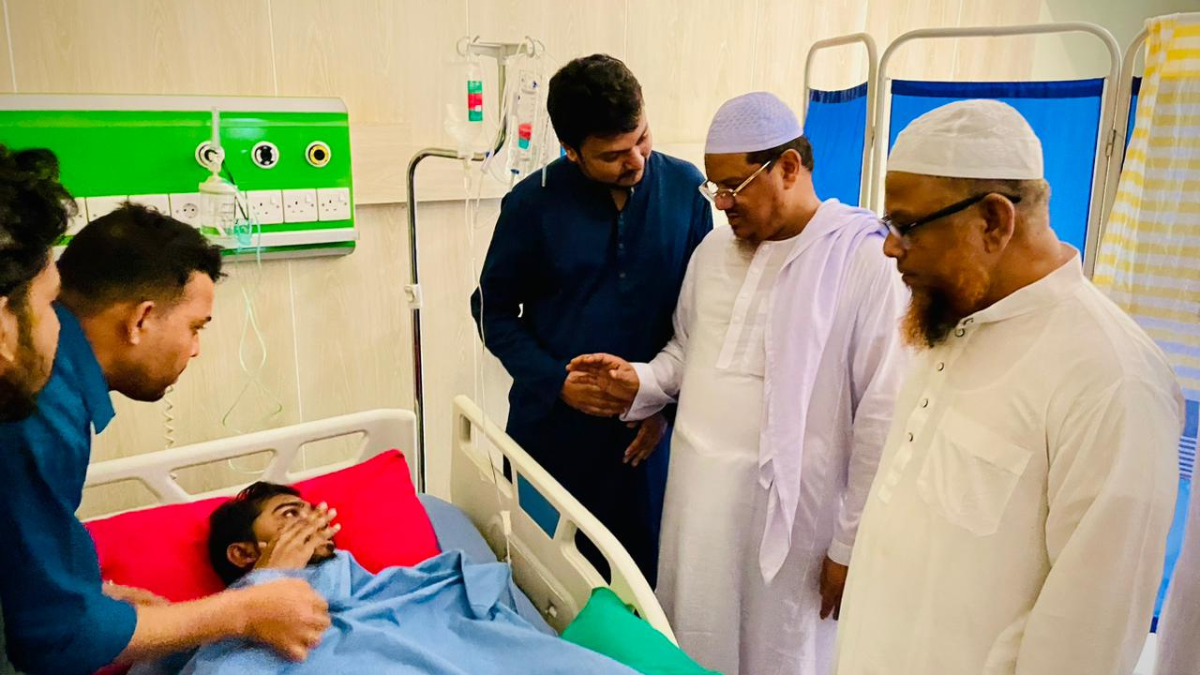 নুরকে দেখতে হাসপাতালে পীর সাহেব চরমোনাই
