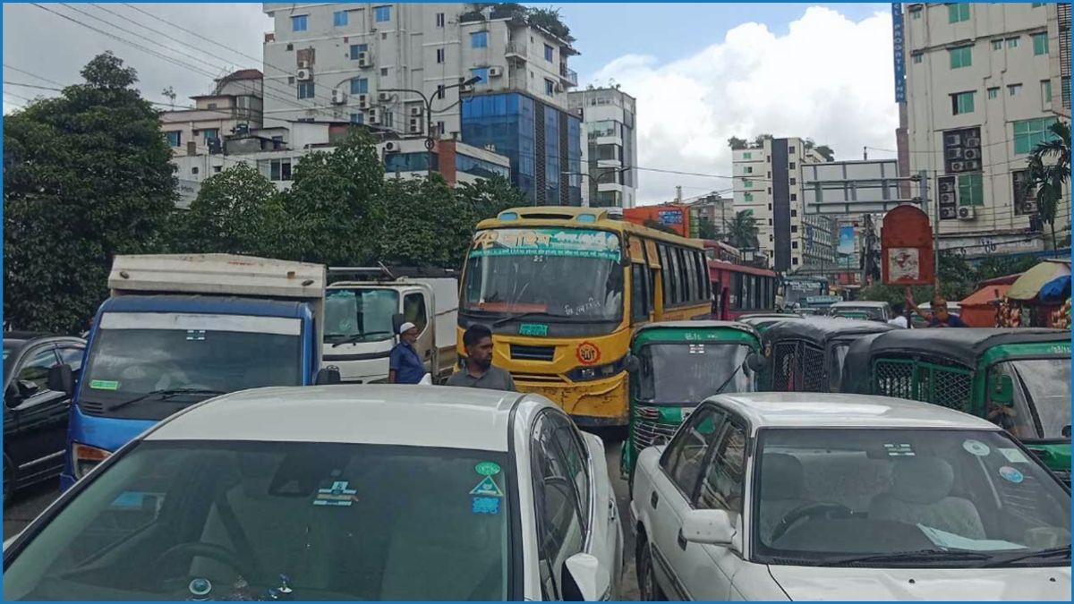 বেতন ভাতার দাবিতে কুড়িলে সড়ক অবরোধ, ভোগান্তিতে সাধারণ মানুষ
