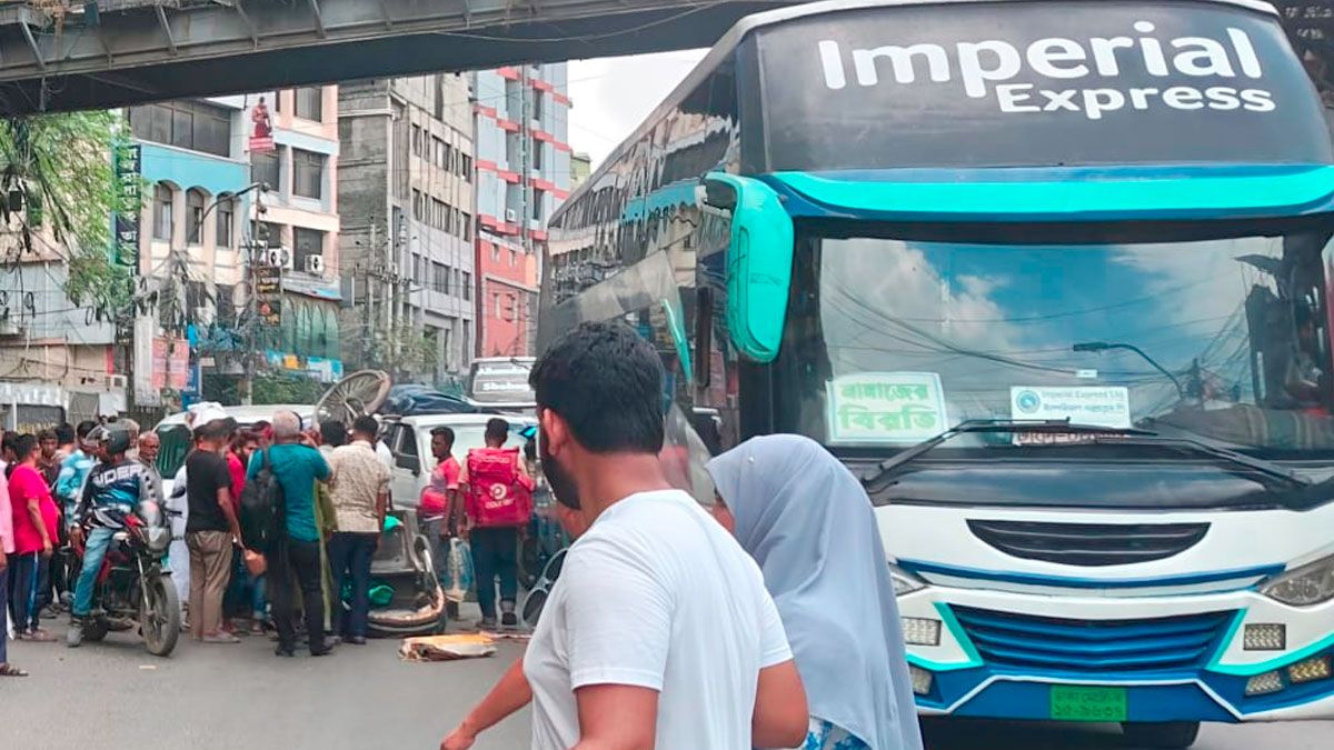 রাজধানীতে প্রতিযোগিতামূলক ও বেপরোয়া গণপরিবহণ, সড়কে নিরাপত্তা ঝুঁকি