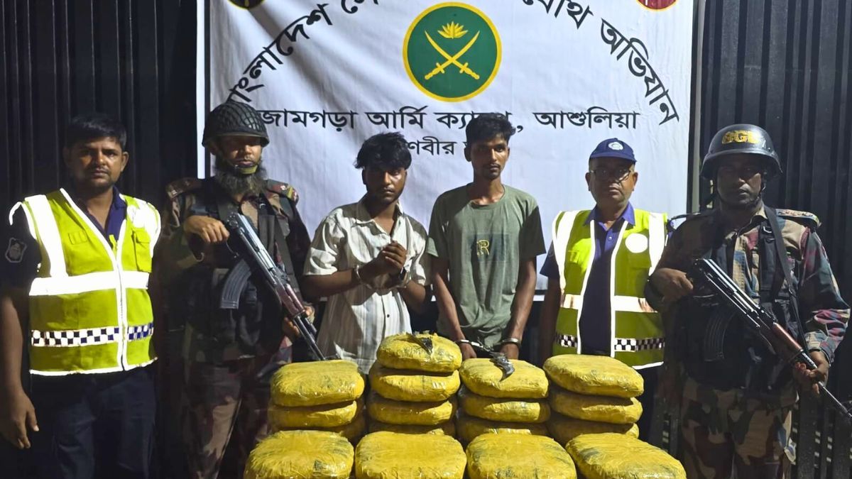 আশুলিয়ায় চেকপোস্টে ২৫ কেজি গাঁজা উদ্ধার, নারীসহ গ্রেপ্তার ৩