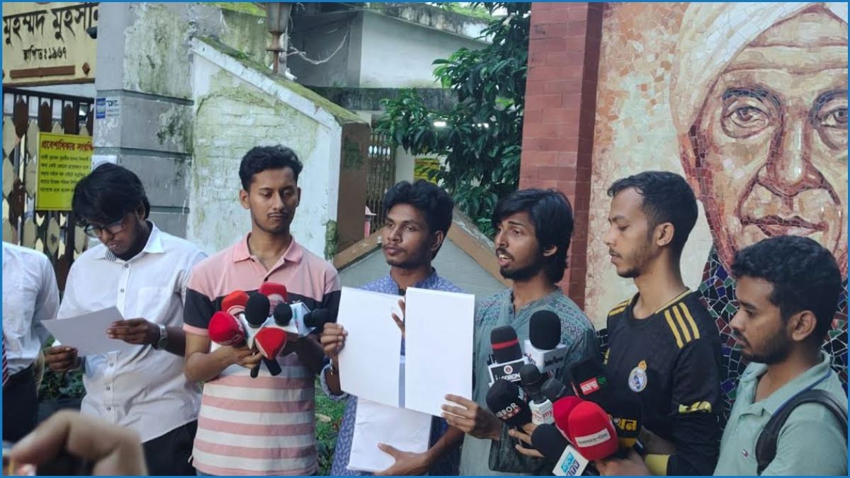 ডাকসু : জুবায়ের-মোসাদ্দেকদের 'ব্রেইল ইশতেহার' পাঠ করলেন দৃষ্টি প্রতিবন্ধী শিক্ষার্থী