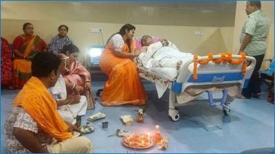 বাইক দুর্ঘটনায় শয্যাশায়ী বর, হাসপাতালেই হলো বিয়ে