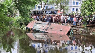 লক্ষ্মীপুরে যাত্রীবাহী বাস নিয়ন্ত্রণ হারিয়ে খালে, নিহত বেড়ে ৫