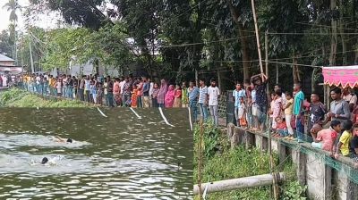 হাঁস ধরা প্রতিযোগিতা উপভোগ করল হাজারও দর্শক