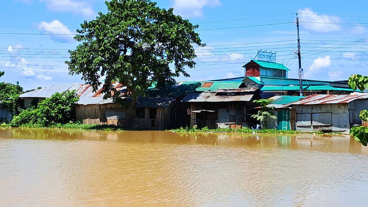 খাগড়াছড়িতে হঠাৎ পাহাড়ি ঢল, জলাবদ্ধতায় শতাধিক পরিবার ঘরবন্দী