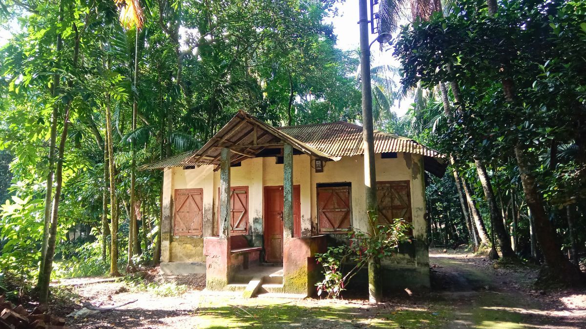 হারিয়ে যাচ্ছে গ্রামীণ শিক্ষার প্রাণকেন্দ্র কাচারি ঘর