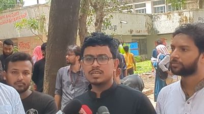 নানান রকম প্রতিশ্রুতি নিয়ে শেষ মুহুর্তে ভিপি প্রার্থী সাদিক কায়েমের প্রচারণা