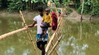 ৮ গ্রামের মানুষের একমাত্র ভরসা বাঁশের সাঁকো