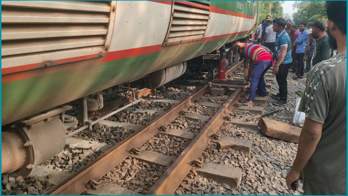 জয়পুরহাটে বগি লাইনচ্যুত, ৫ ঘণ্টা পর ট্রেন চলাচল স্বাভাবিক
