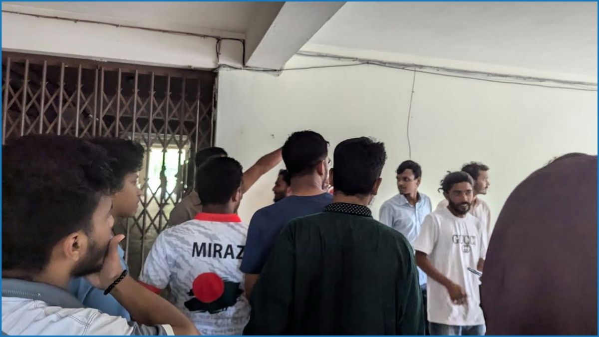 কুবিতে রেজিস্ট্রার দপ্তরে তালা