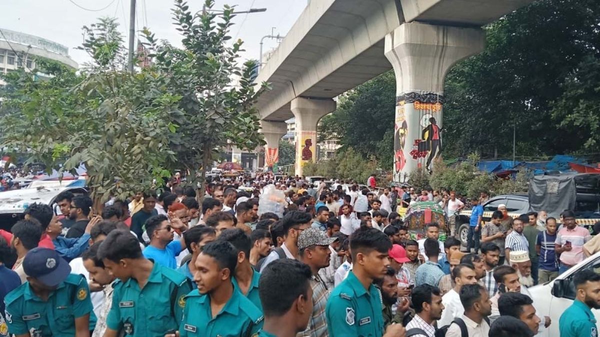 ডাকসু ফলাফল ঘিরে শাহবাগে উৎসুক জনতার ভিড়