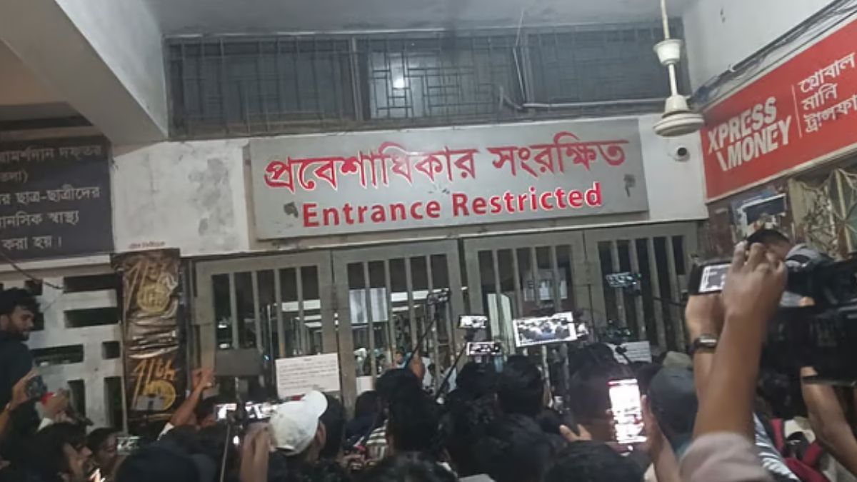 ভোট গণনায় কারচুপির অভিযোগ, টিএসসি কেন্দ্রের সামনে উত্তেজনা