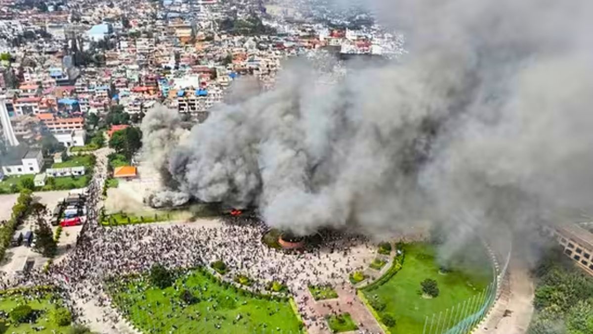 নেপালে  প্রধানমন্ত্রীর পদত্যাগের পর পার্লামেন্টে আগুন