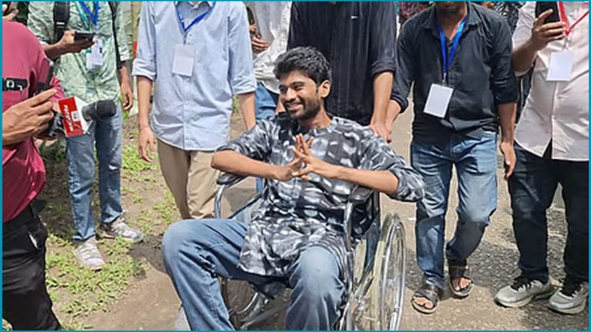 হুইলচেয়ারে কেন্দ্রে এসে ভোট দিলেন মেঘমল্লার বসু