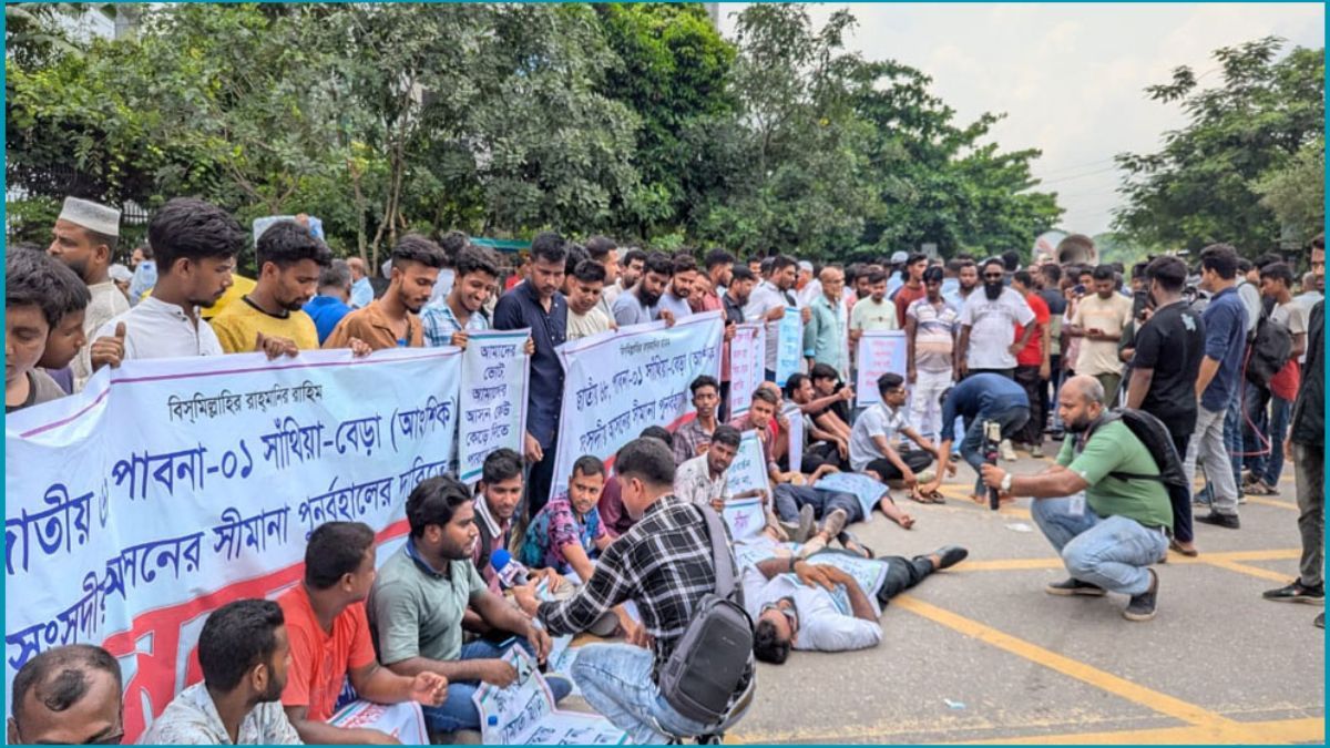 পাবনা-১ আসন পুনর্বহালের দাবিতে ইসির সামনে বিক্ষোভ