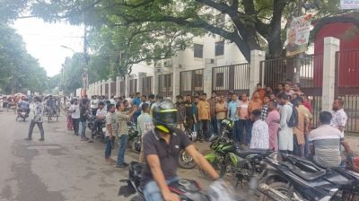 পলাশী মোড়ে বিএনপি-জামায়াত নেতাকর্মীদের অবস্থান