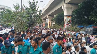 ডাকসু ফলাফল ঘিরে শাহবাগে উৎসুক জনতার ভিড়