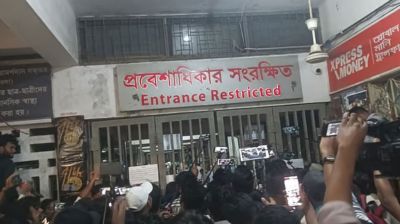 ভোট গণনায় কারচুপির অভিযোগ, টিএসসি কেন্দ্রের সামনে উত্তেজনা