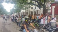 পলাশী মোড়ে বিএনপি-জামায়াত নেতাকর্মীদের অবস্থান