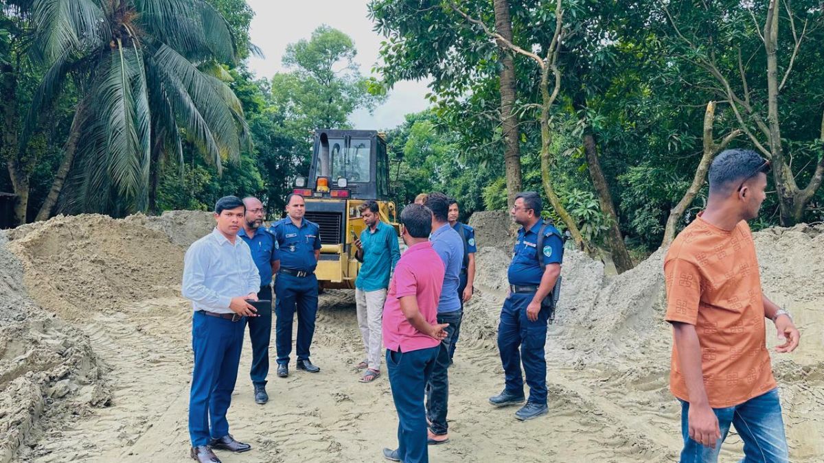 ফেনীতে অনুমতি ছাড়া খাল ভরাটে ৪ জনকে ২ লাখ টাকা জরিমানা