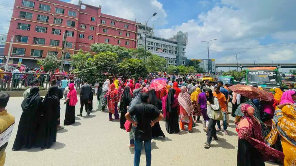 বেতন-ভাতার দাবিতে কুড়িলে গার্মেন্টস শ্রমিকদের সড়ক অবরোধ
