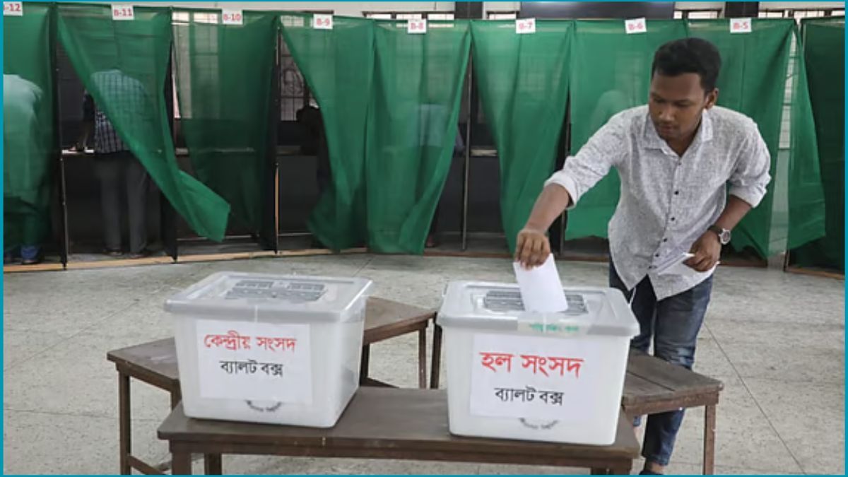 ওএমআর ব্যালটে ভোট দিচ্ছেন জাবি শিক্ষার্থীরা