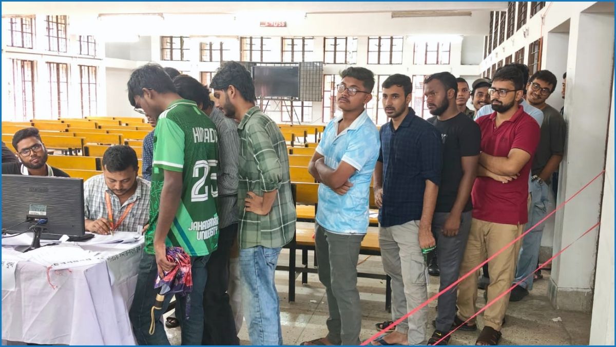 জাকসু নির্বাচনে ভোট কেন্দ্রে অনিয়মের অভিযোগ, প্রতিদ্বন্দ্বীরা ক্ষুব্ধ