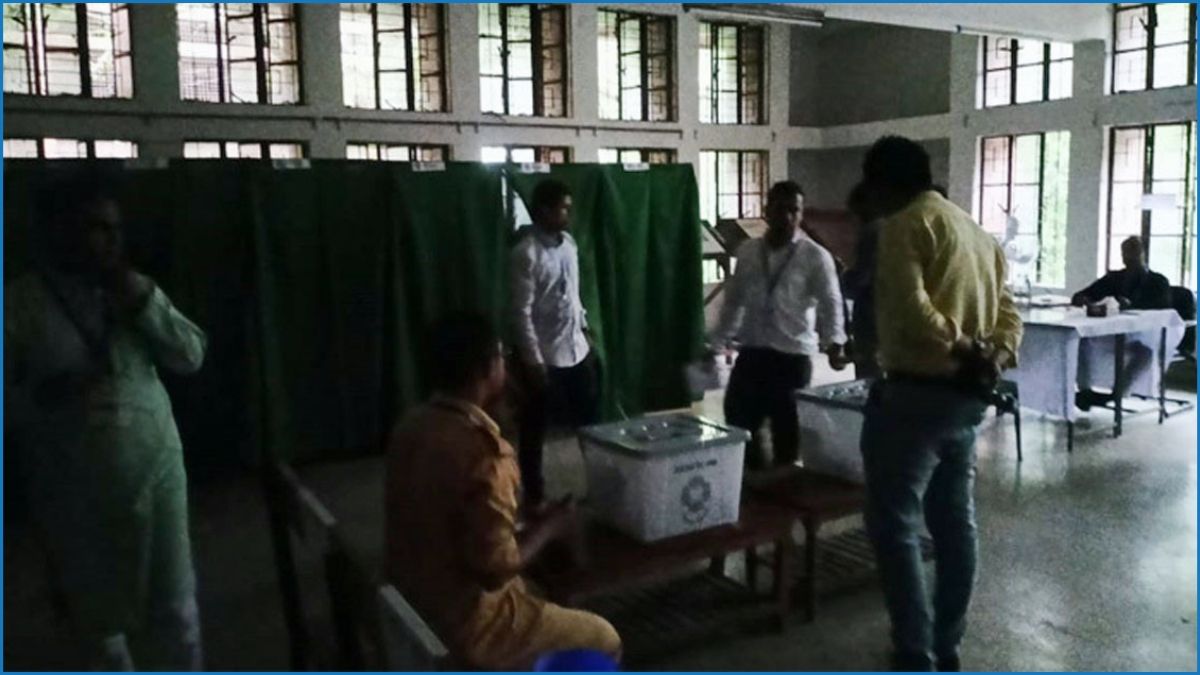 জাবি ১০ নম্বর হলে বিদ্যুৎ বিভ্রাট, অন্ধকারে চলছে ভোটগ্রহণ