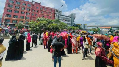 বেতন-ভাতার দাবিতে কুড়িলে গার্মেন্টস শ্রমিকদের সড়ক অবরোধ