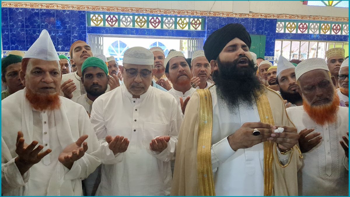 পটিয়ায় সৈয়দ হাবিব হাসনাতের মাজার জিয়ারত