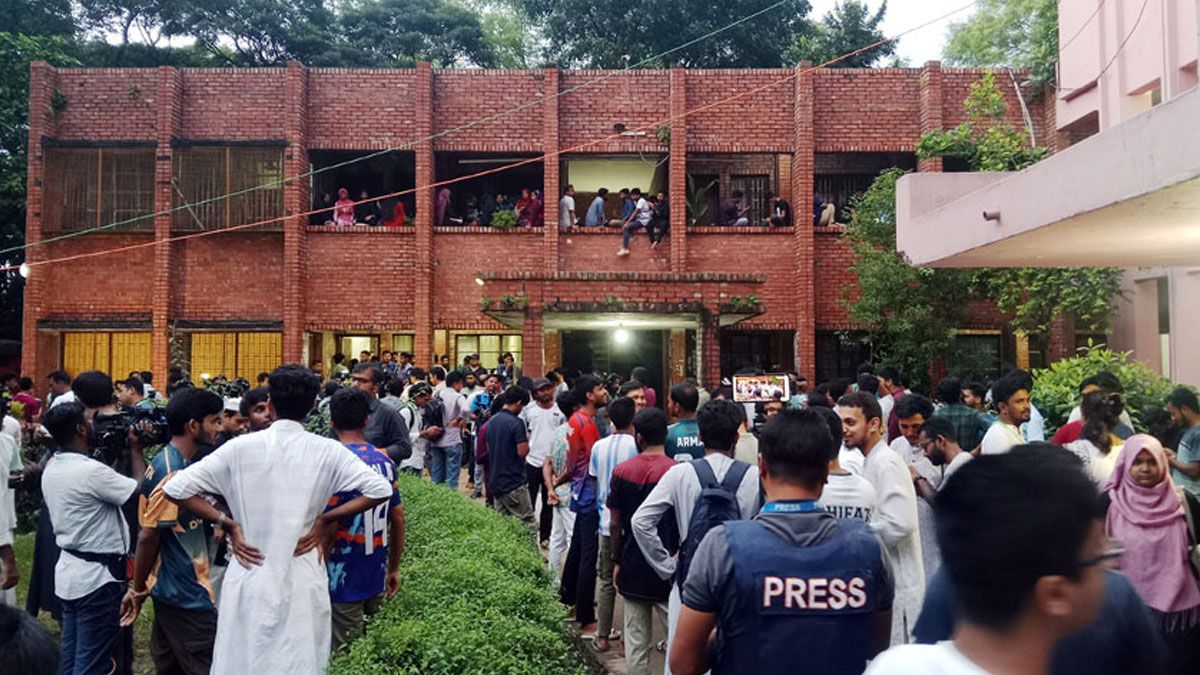 সাময়িক স্থগিতের পর ফের শুরু জাকসুর ভোট গণনা