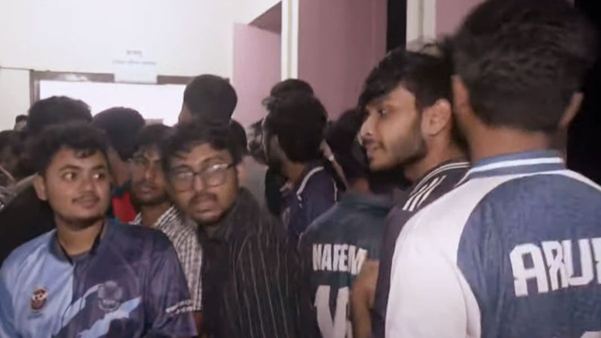 যে ৩ দাবি নিয়ে প্রো-ভিসির সঙ্গে বৈঠকে জাবির শিক্ষার্থীরা