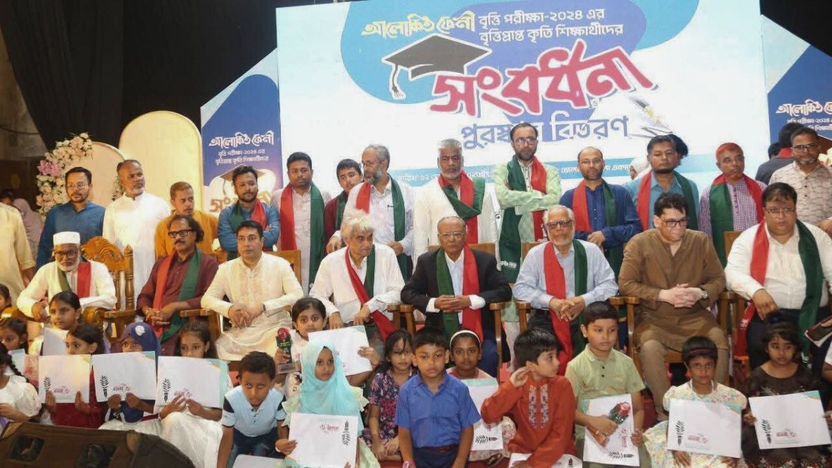 আলোকিত ফেনী ফাউন্ডেশনের বৃত্তি পেল ৫০০ শিক্ষার্থী