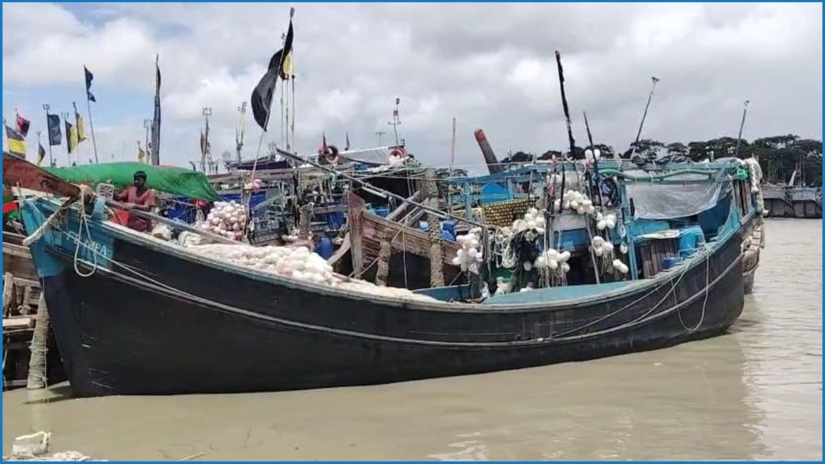 মাছধরা ট্রলারে গ্যাস সিলিন্ডার বিস্ফোরণে ৩ জেলে অগ্নিদগ্ধ