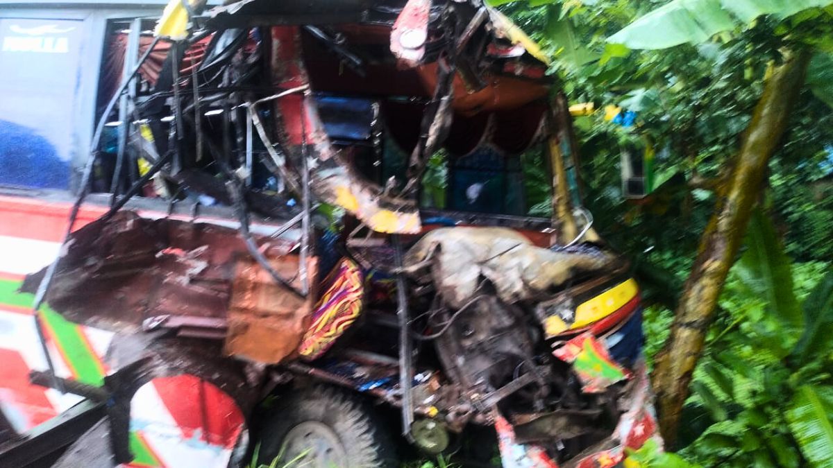 গৌরনদীতে দুই বাসের সংঘর্ষে আহত ৬