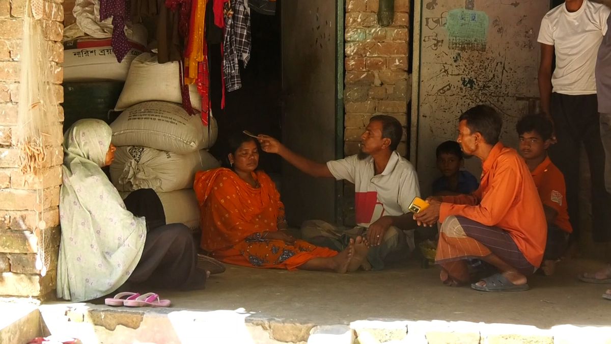 অদৃশ্য ‘জ্বীন’ সাপ দংশনে আক্রান্ত শতাধিক মানুষ, আতঙ্কে গ্রামবাসী