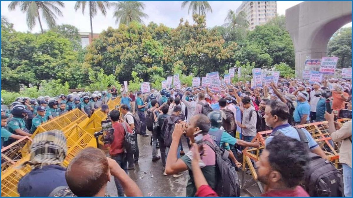 বেসরকারি শিক্ষকদের বিক্ষোভে পুলিশের জলকামান ও সাউন্ড গ্রেনেড