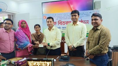 আলফাডাঙ্গায় দগ্ধ ও প্রতিবন্ধী ব্যক্তিদের পুনর্বাসনে ২২ লাখ টাকার চেক বিতরণ