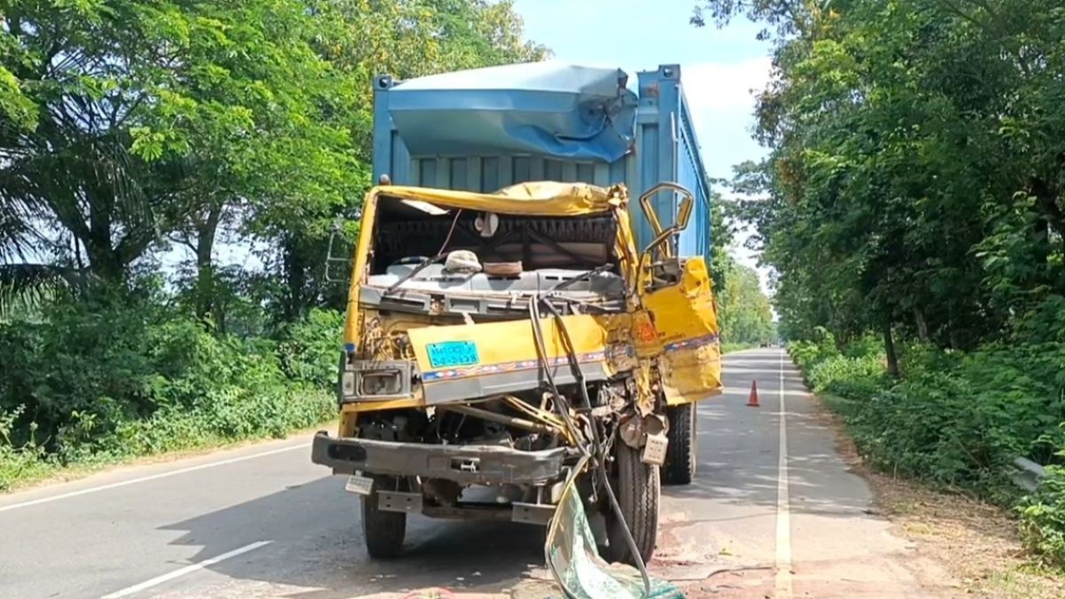 গোপালগঞ্জে সড়ক দুর্ঘটনায় কাভার্ড ভ্যানের হেলপার নিহত