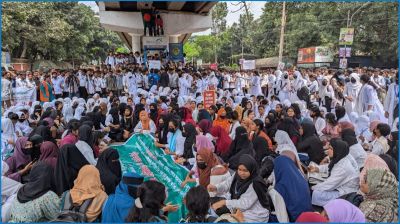 সড়ক অবরোধ করে বিক্ষোভ করছেন পলিটেকনিক শিক্ষার্থীরা