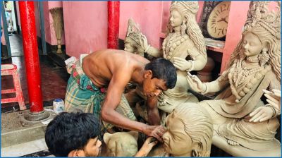 দুর্গাপূজার আগে ব্যস্ত সময় পার করছেন শাঁখারীবাজারের প্রতিমা শিল্পীরা