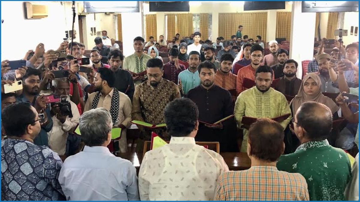 নবনির্বাচিত জাকসু নেতাদের শপথ গ্রহণ