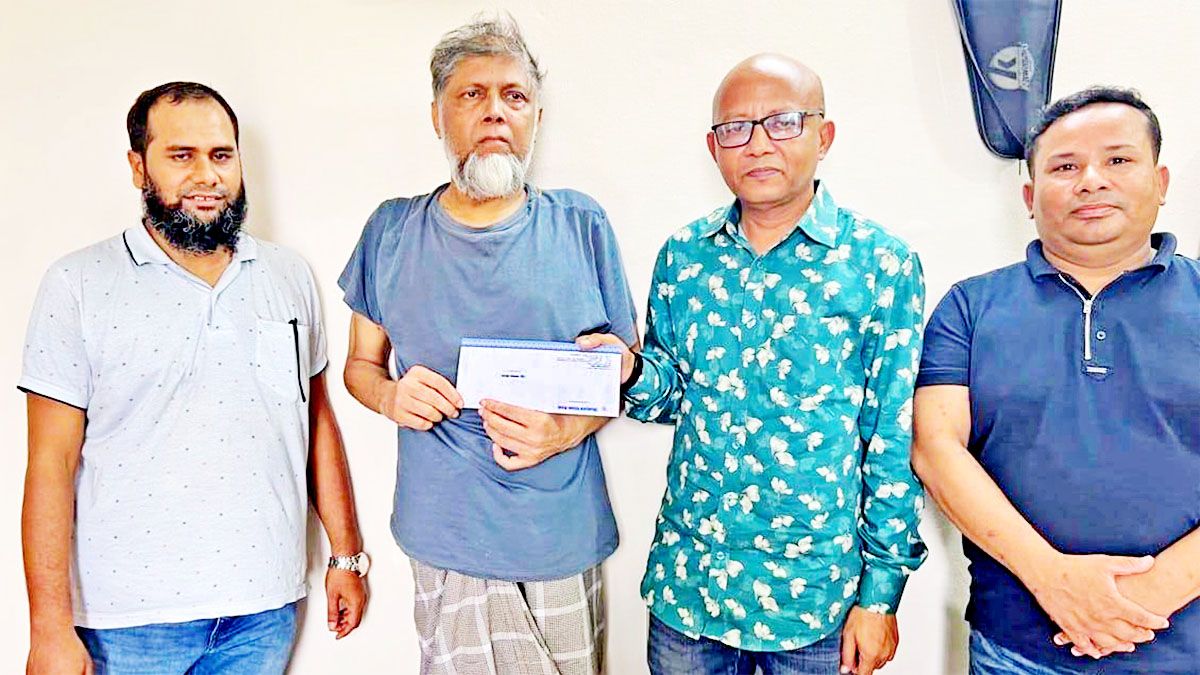 ক্যান্সার রোগীকে শাহ্জালাল ইসলামী ব্যাংকের ৫ লাখ টাকার অনুদান