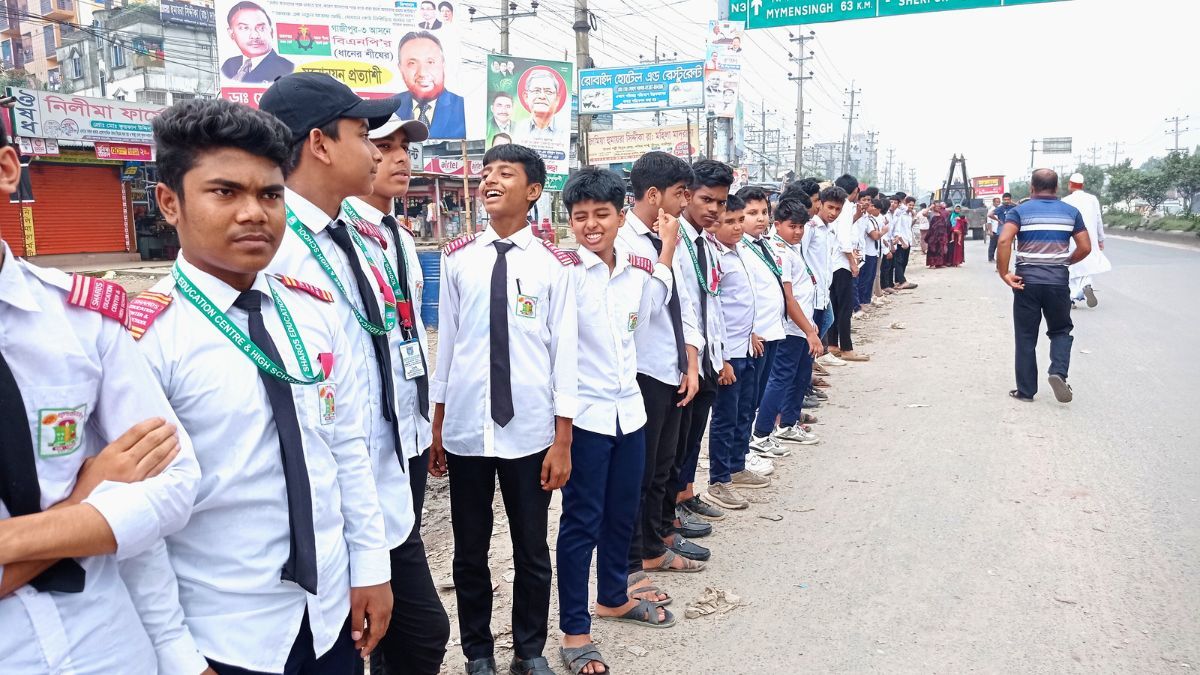 শ্রীপুরে পৃথক স্থানে ফুটওভার ব্রিজ নির্মাণের দাবিতে মানববন্ধন