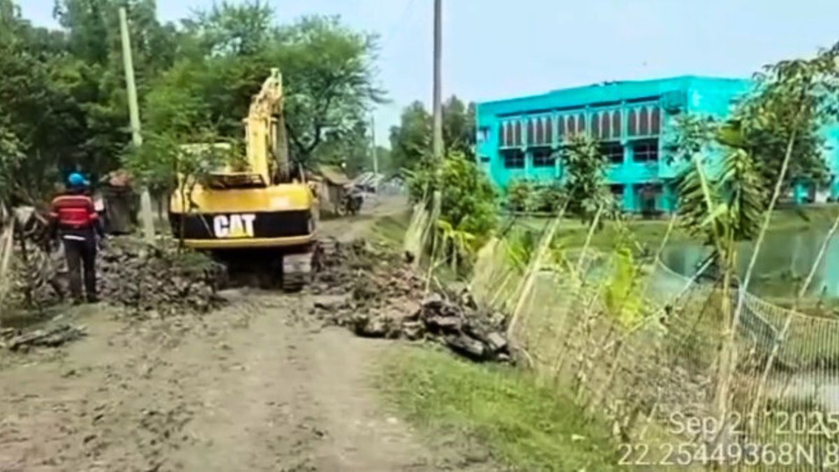 উপকূলীয় বেড়িবাঁধে অবৈধ পাইপ উচ্ছেদ অভিযান শুরু