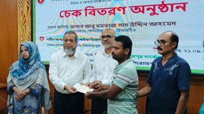 পিরোজপুরে বিআরটিএ ট্রাস্টি বোর্ডের উদ্যোগে দুর্ঘটনায় ক্ষতিগ্রস্তদের আর্থিক সহায়তা